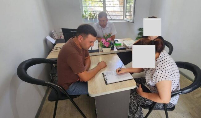 В Чирчике наказали маму девочки, которая выбросила мусор рядом с многоквартирным домом