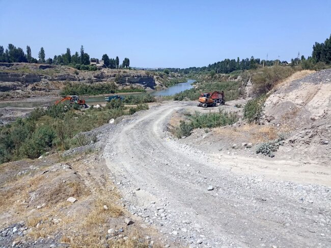 В Андижанской области наказали мужчину, который уничтожал речку