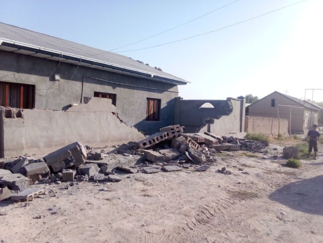 В Джизакской области мужчину заставили снести забор дома, при помощи которого он захватил территорию