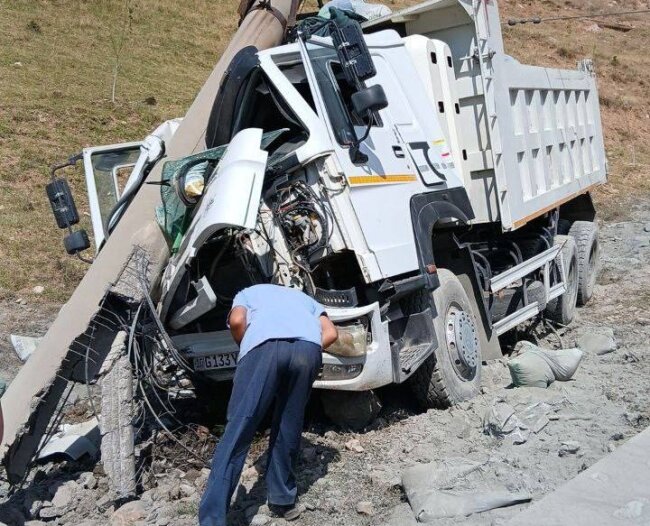 В Ташкентской области водитель грузовика потерял управление и снёс опору линий электропередач