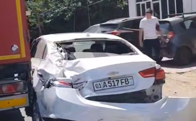 В Ташкенте произошло массовое ДТП, столкнулись 10 транспортных средств