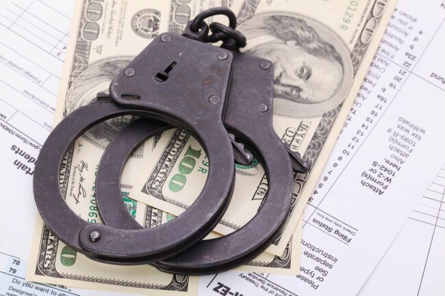 В Джизаке при получении взятки задержаны сотрудник отдела охраны и бывший налоговый инспектор