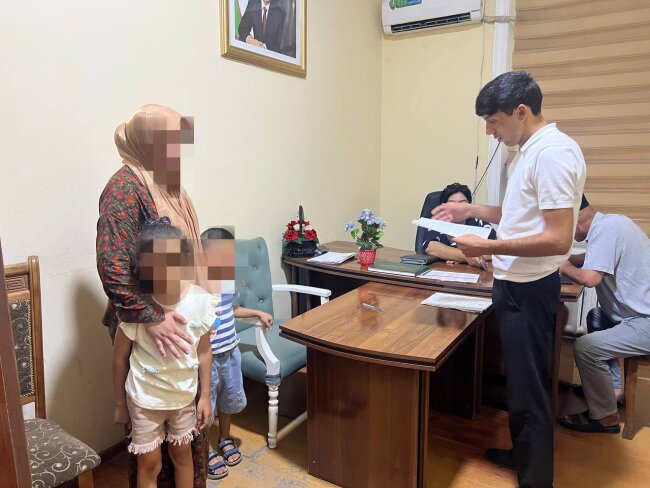 В Андижане сотрудники БПИ вернули матери двух детей, на основании решения суда