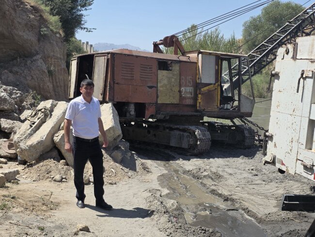 В Самарканде экологи выписали штраф водителю экскаватора