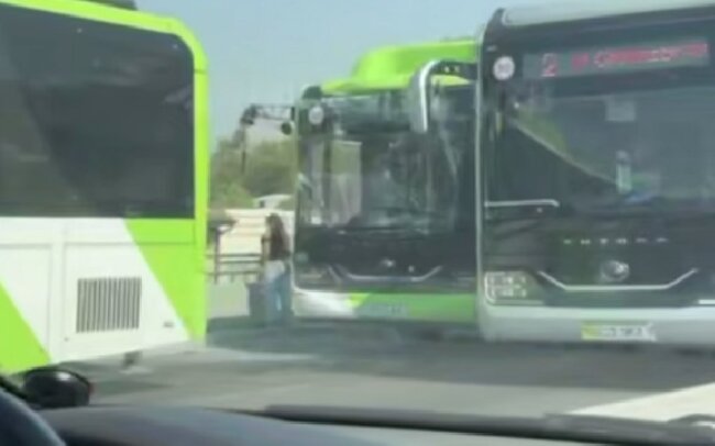 В Ташкенте столкнулись пассажирские автобусы, пострадал пассажир