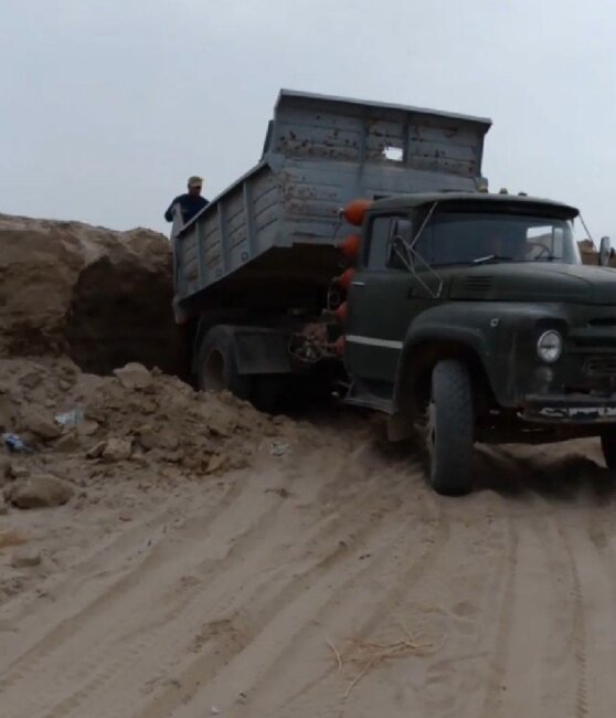 Житель Навои занимался незаконной добычей песчано-гравийной смеси