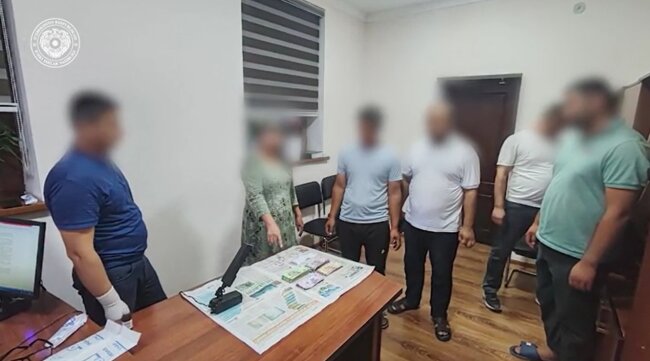 В Сурхандарье задержан сотрудник налоговой и его преступные сообщники