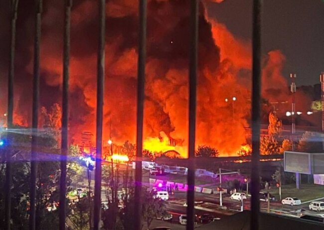 Пожарные более двух часов тушили рынок в Ташкентской области