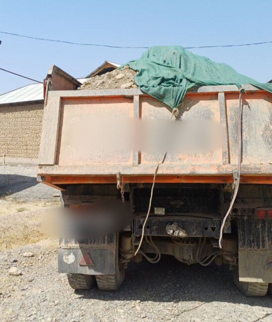 В Джизаке наказан водитель грузовика, который перевозил незаконно добытую песчано-гравийную смесь