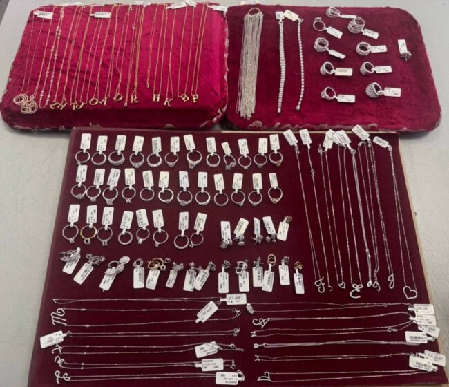 Пассажирка авиарейса Бишкек-Ташкент попыталась осуществить контрабанду золота и бриллиантов