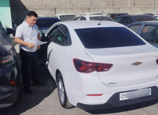 Удивительный случай в Джизаке: Банк не возвращал деньги клиенту и служебный автомобиль управляющего был арестован