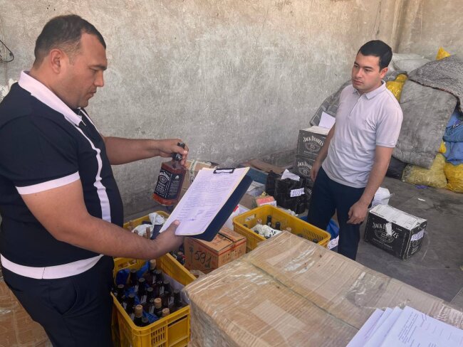 В Ташкенте сотрудники БПИ уничтожили «Jack Daniels» и другой контрабандный алкоголь