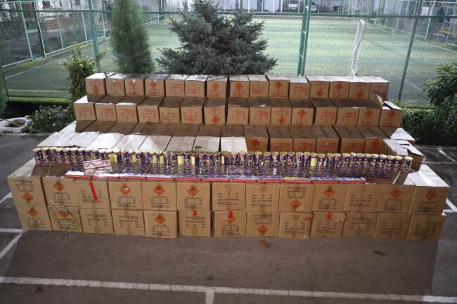 Почти 6 млн единиц пиротехники удалось конфисковать сотрудникам таможни в Фергане