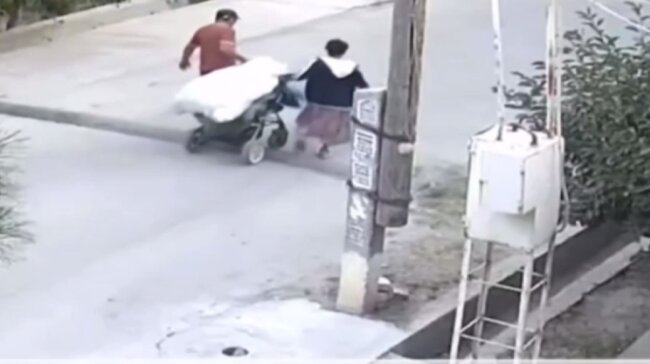 В Самарканде граждане перевозили тело мёртвого мужчины в детской коляске