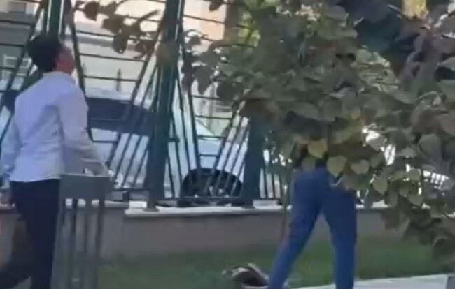 В Ташкенте женщина выбросила из окна своих детей