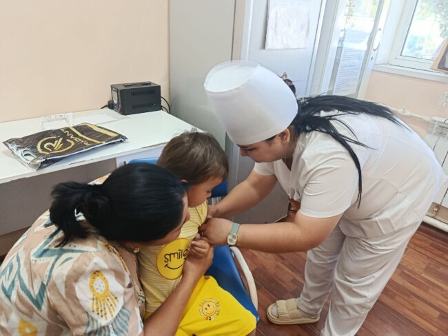 В Навоийской области вакцинируют детей нуждающихся семей против гепатита А