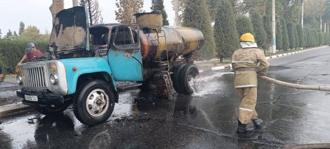 В Фергане загорелась автоцистерна ГАЗ-53