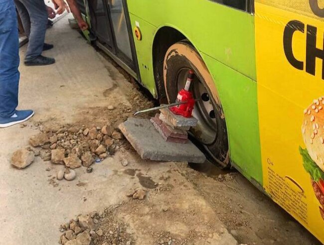 В Мирзо-Улугбекском районе автобус и маршрутное такси застряли в провале грунта