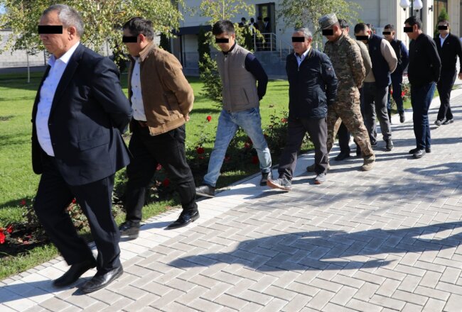 Показательный арест 24 чиновников проведён в Кыргызстане во время совещания