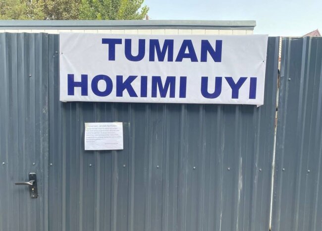 «Моя мать умерла в этих скитаниях»: На воротах дома хокима Нарынского района появилось странное письмо