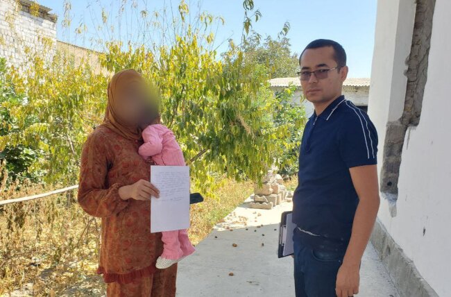 Жительницу Джизака выставили на улицу с ребёнком, сотрудники БПИ оказали помощь