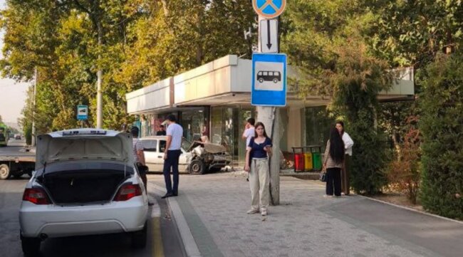 В Сергелийском районе водитель автомобиля не справился с управлением и врезался в автобусную остановку