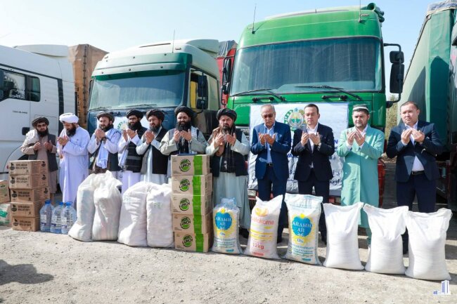 Узбекистан отправил 14 грузовиков гуманитарной помощи в Афганистан