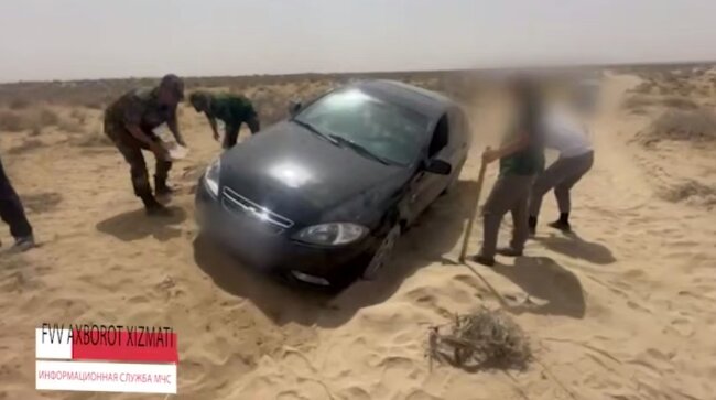 В Навои водитель «Lacetti» решил сократить путь через пустыню и застрял в песке