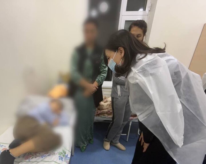 Детский Омбудсмен навестила отравившихся детей в Джизаке