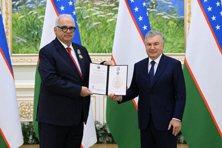 Шавкат Мирзиёев вручил госнаграду главе Объединенного мира борьбы