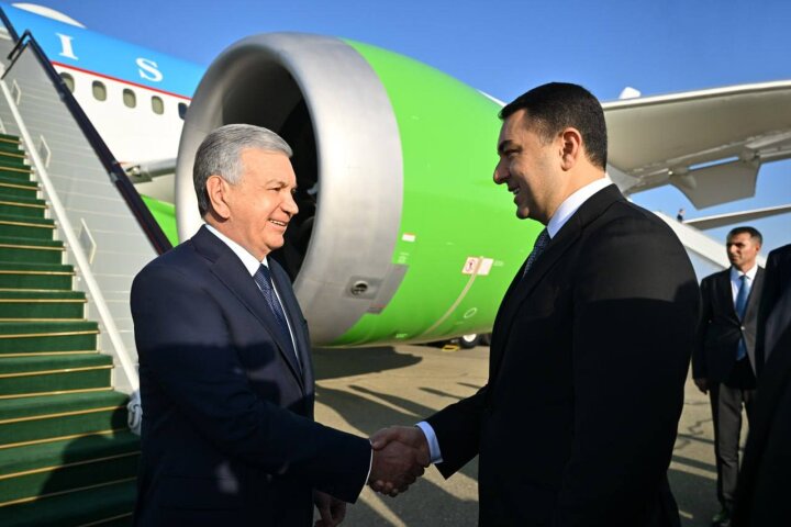 Шавкат Мирзиёев прибыл в Азербайджан, чтобы принять участие в саммите ОТГ