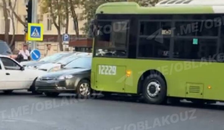 ДТП на Шота Руставели остановило движение общественного транспорта