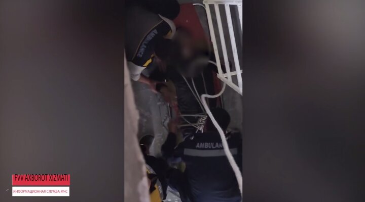 В Андижане мужчина застрял между двумя домами