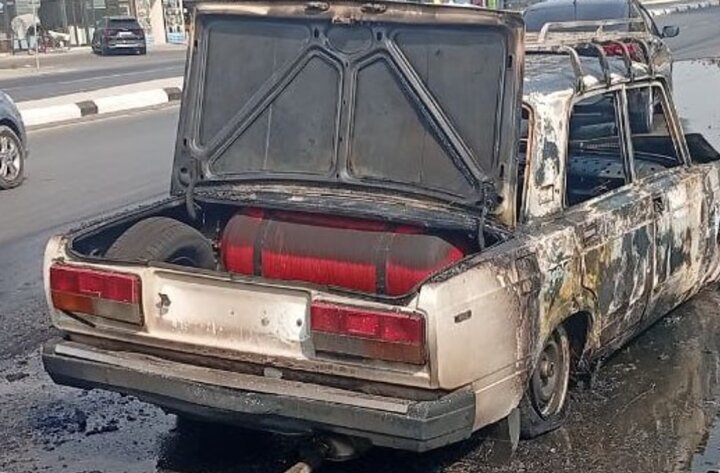 В Коканде полностью сгорел автомобиль «ВАЗ-2107»