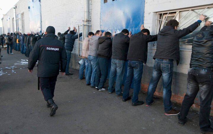 В России у узбекских мигрантов выявляют поддельные документы