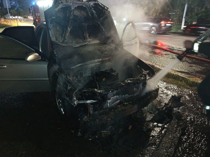 В Ташкенте сгорел автомобиль «Lacetti»