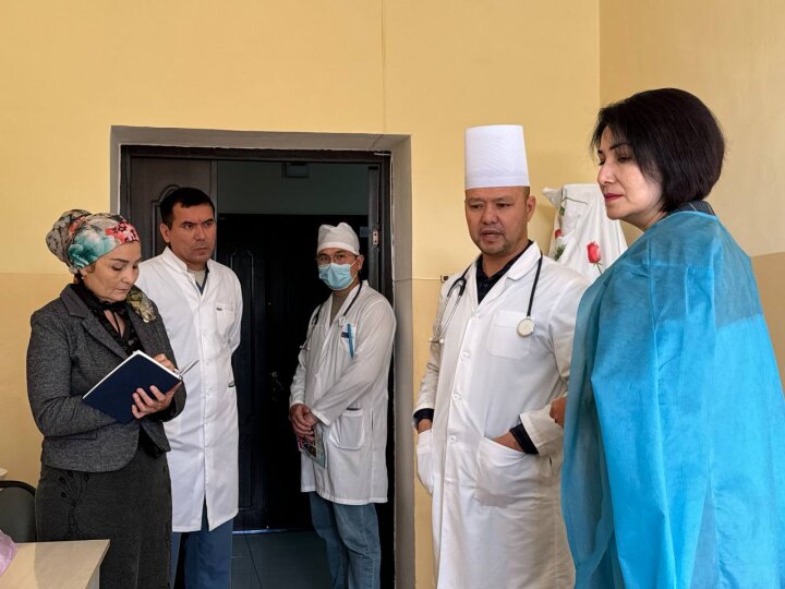 Депутат «Миллий Тикланиш» проверила информацию о взятках в ферганской больнице