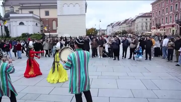 Узбекские артисты выступили на улицах Варшавы