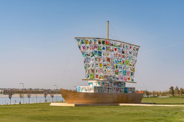Парус из тысячи детских рисунков показали в Самарканде