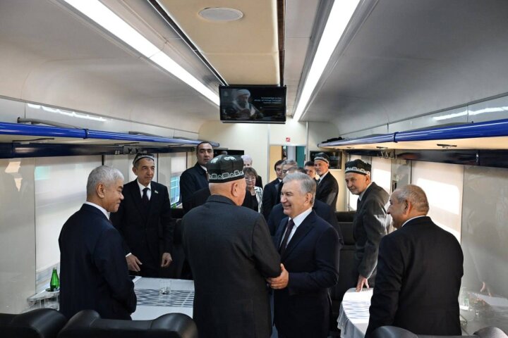 Президент Узбекистана проверил новую железную линию в Самарканде
