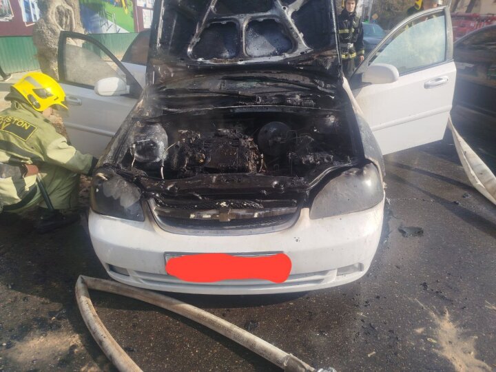 В Юнусабадском районе загорелся автомобиль «Lacetti»