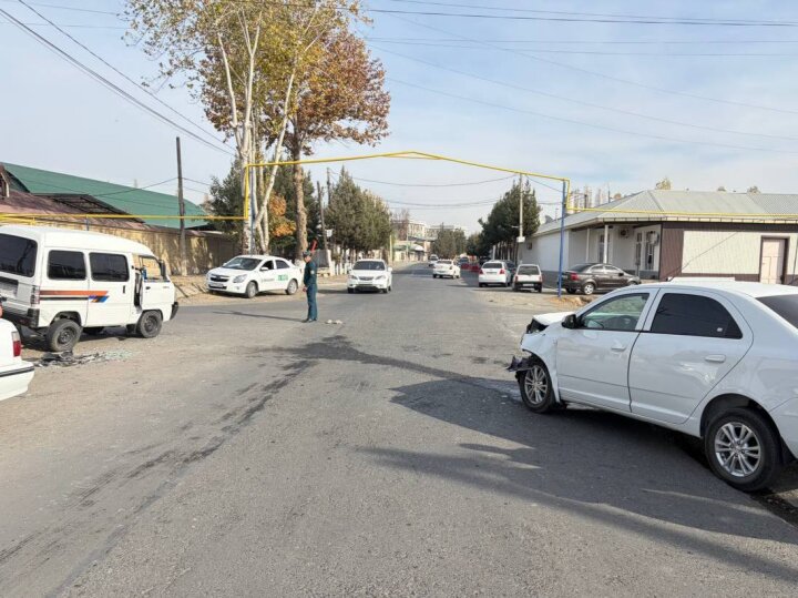 На трассе в Андижанской области столкнулись «Cobalt» и «Damas»