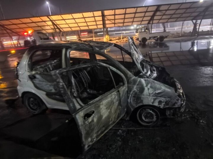 Автомобиль Matiz загорелся на парковке в Андижане