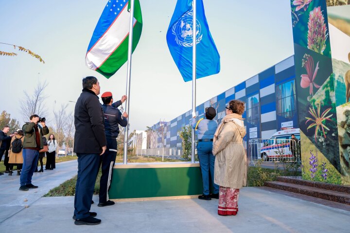 Церемония поднятия флагов ООН и Узбекистана прошла в Самарканде