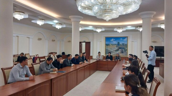 Молодежь Хорезмской области обсудила с сенатором вопросы занятости