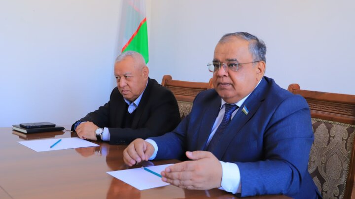 В Навоийской области сенатор выслушал обращения жителей махалли