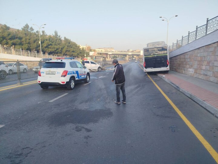 Пассажирский автобус и легковушка столкнулись в Самарканде