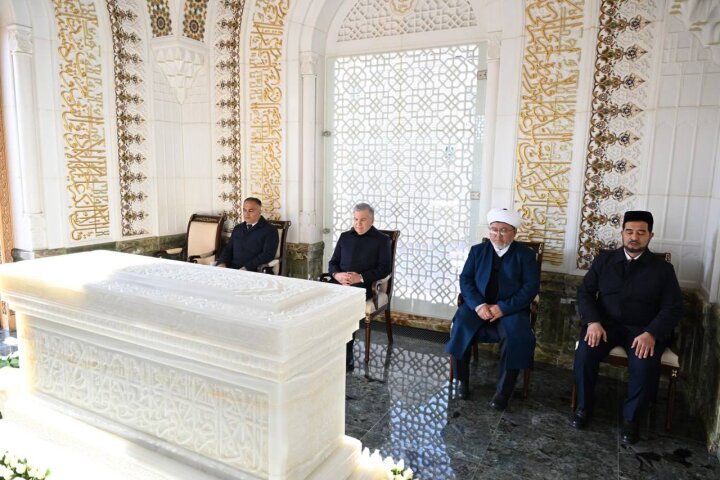 Шавкат Мирзиёев возложил цветы к могиле Ислама Каримова