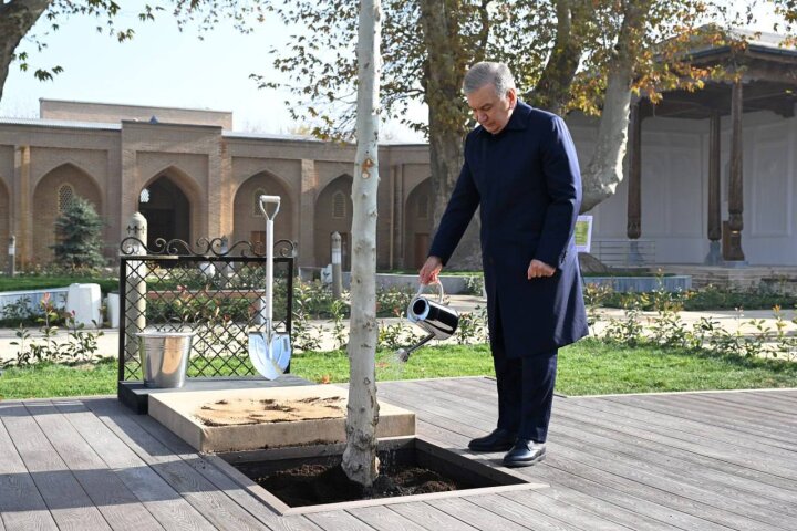 Президент ознакомился с благоустройством мавзолея Махдума Азама в Самарканде