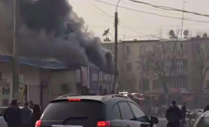 Рядом с рынком Авиасозлар в Ташкенте загорелся магазин